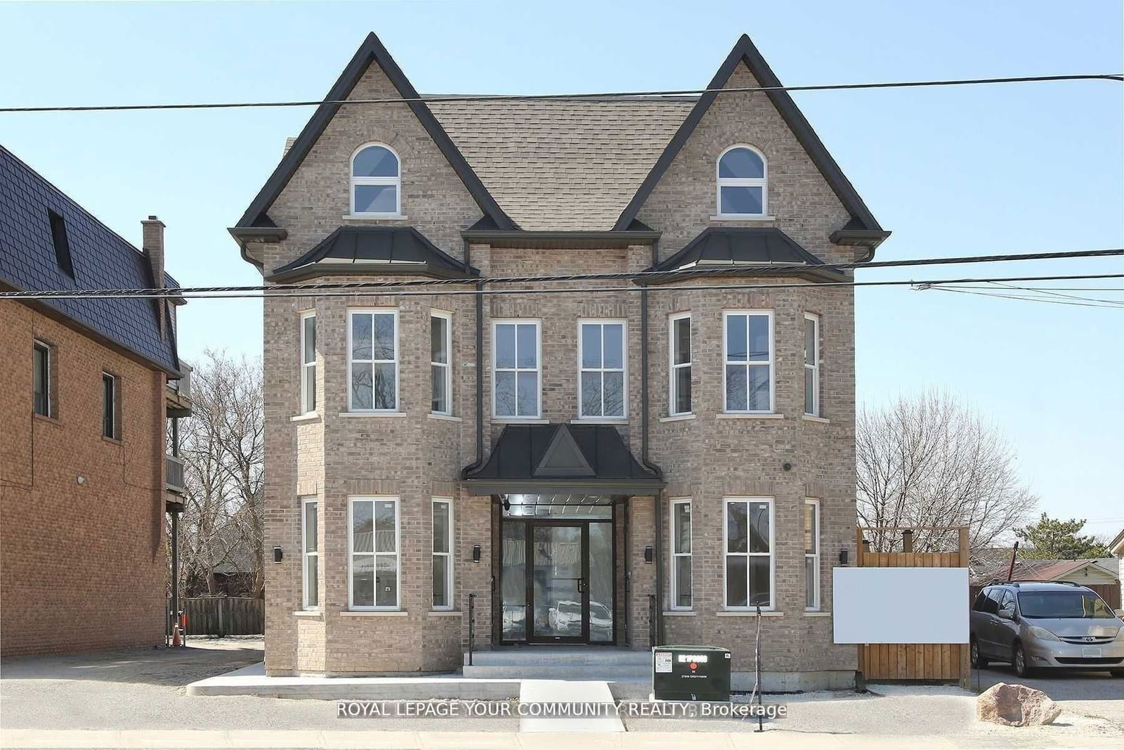 Building in 352 Main St N Street