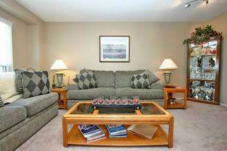 617 Gibney Cres, Newmarket, L3X1Y4 | Image 3