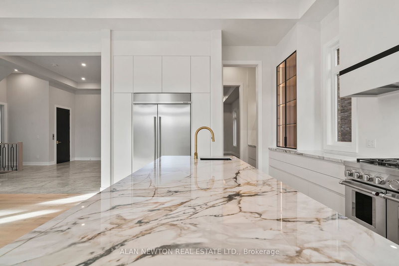 85A Elm Grove Ave, Richmond Hill, L4E 2W8 | Image 2