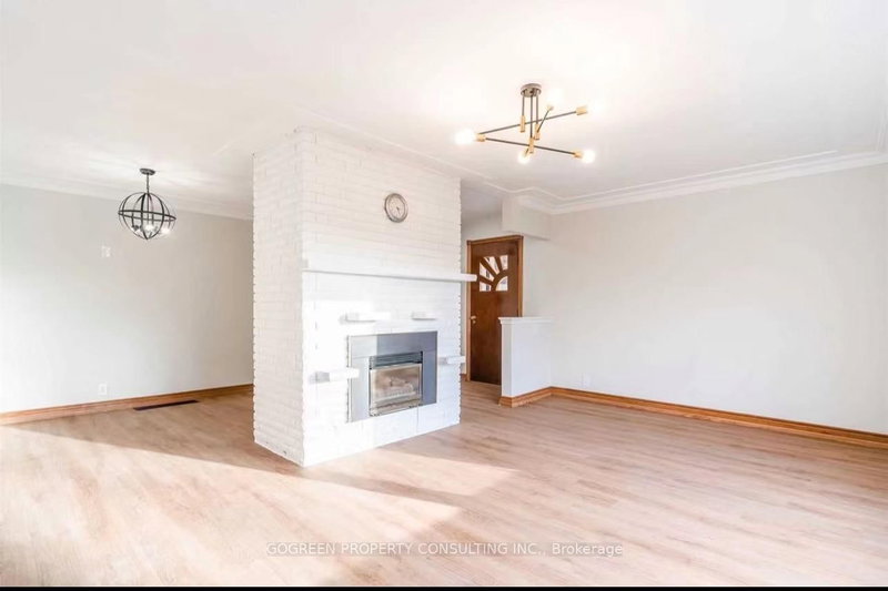 15 Valleyview Ave, East Gwillimbury, L9N 1K2 | Image 2