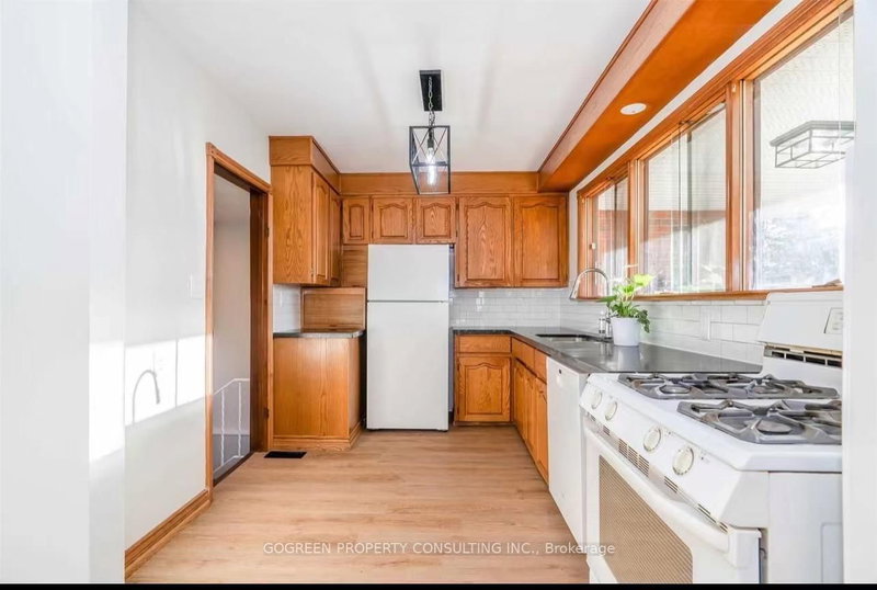 15 Valleyview Ave, East Gwillimbury, L9N 1K2 | Image 3