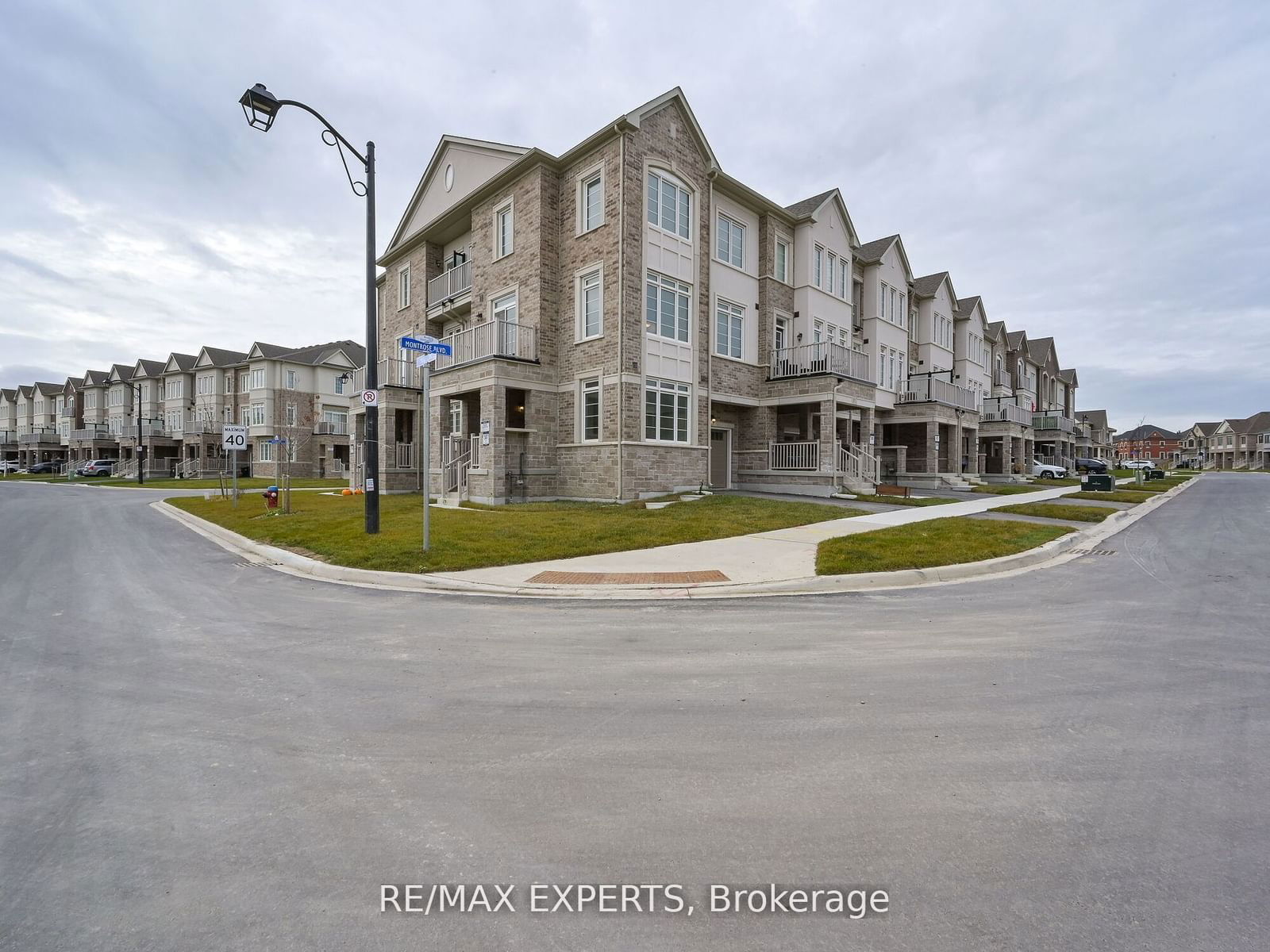 Townhouse leased at 2 Paisley Drive, Bradford West Gwillimbury, Bradford, L3Z 4P3 - MLS: N11887646