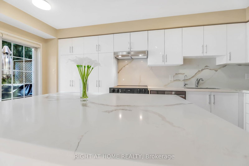 40 - 130 Mosaics Ave, Aurora, L4G 7L5 | Image 3