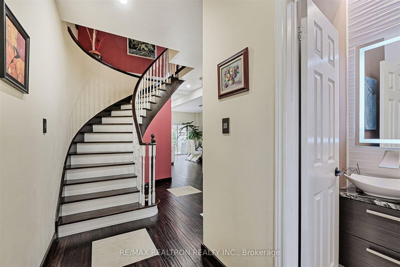 626 College Manor Dr, Newmarket, L3Y 8M7 | Image 3