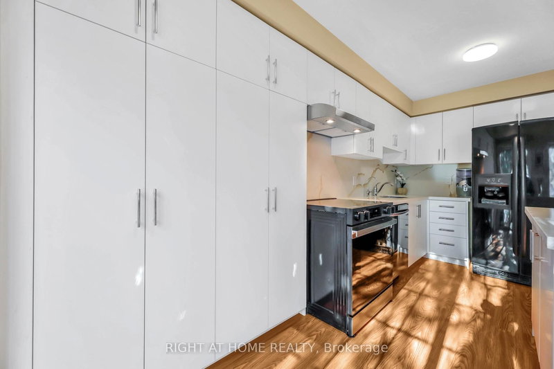 40 - 130 Mosaics Ave, Aurora, L4G 7L5 | Image 3