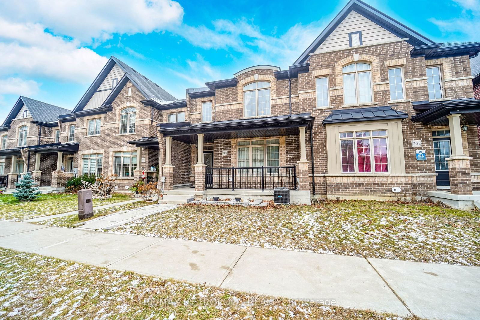 Townhouse for sale at 203 Beechborough Crescent, East Gwillimbury, Sharon, L9N 0L6 - MLS: N11904759