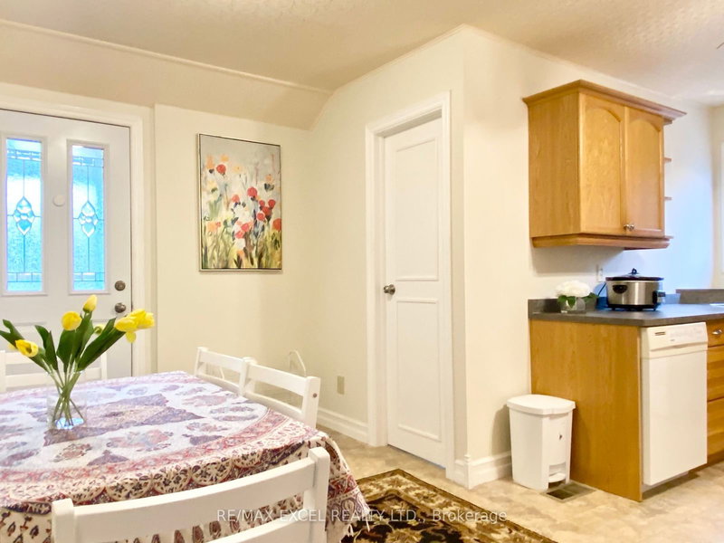 316 Eagle St, Newmarket, L3Y 1K1 | Image 2