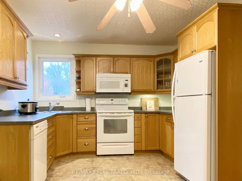 316 Eagle St, Newmarket, L3Y 1K1 | Image 3