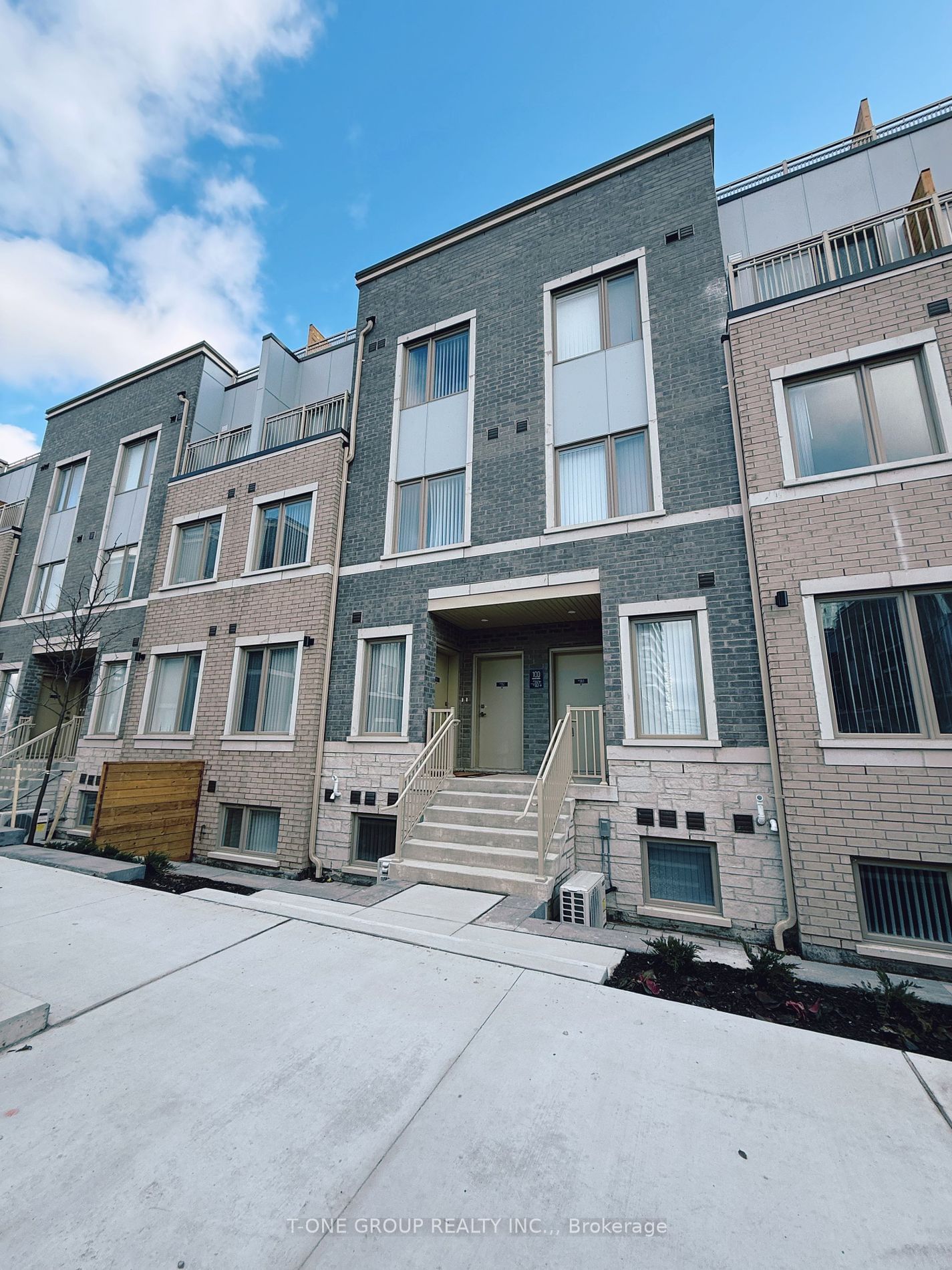 Townhouse leased at 352-100 Honeycrisp Crescent, Vaughan, Vaughan Corporate Centre, L4K 0N7 - MLS: N11907433