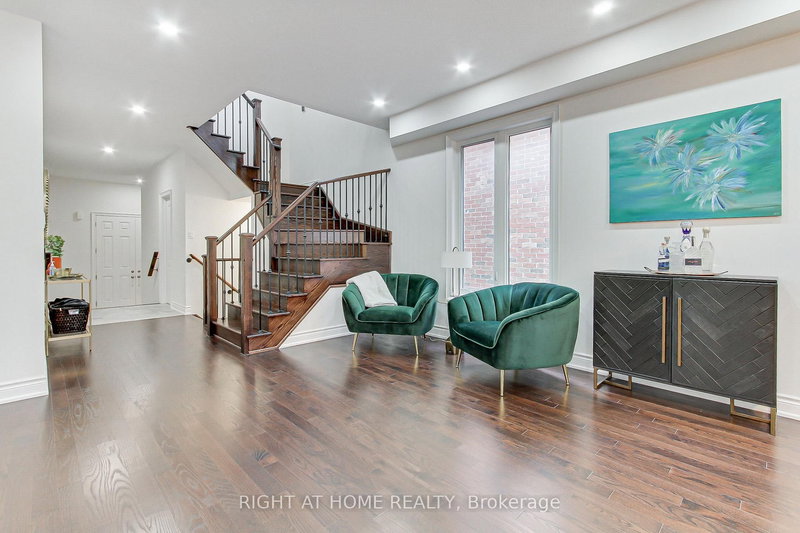 29 Pear Blossom Way, East Gwillimbury, L9N 0T3 | Image 2