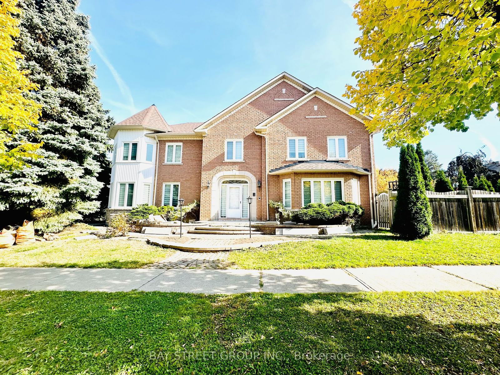 Building at 3 Old Park Lane, Richmond Hill, Bayview Hill