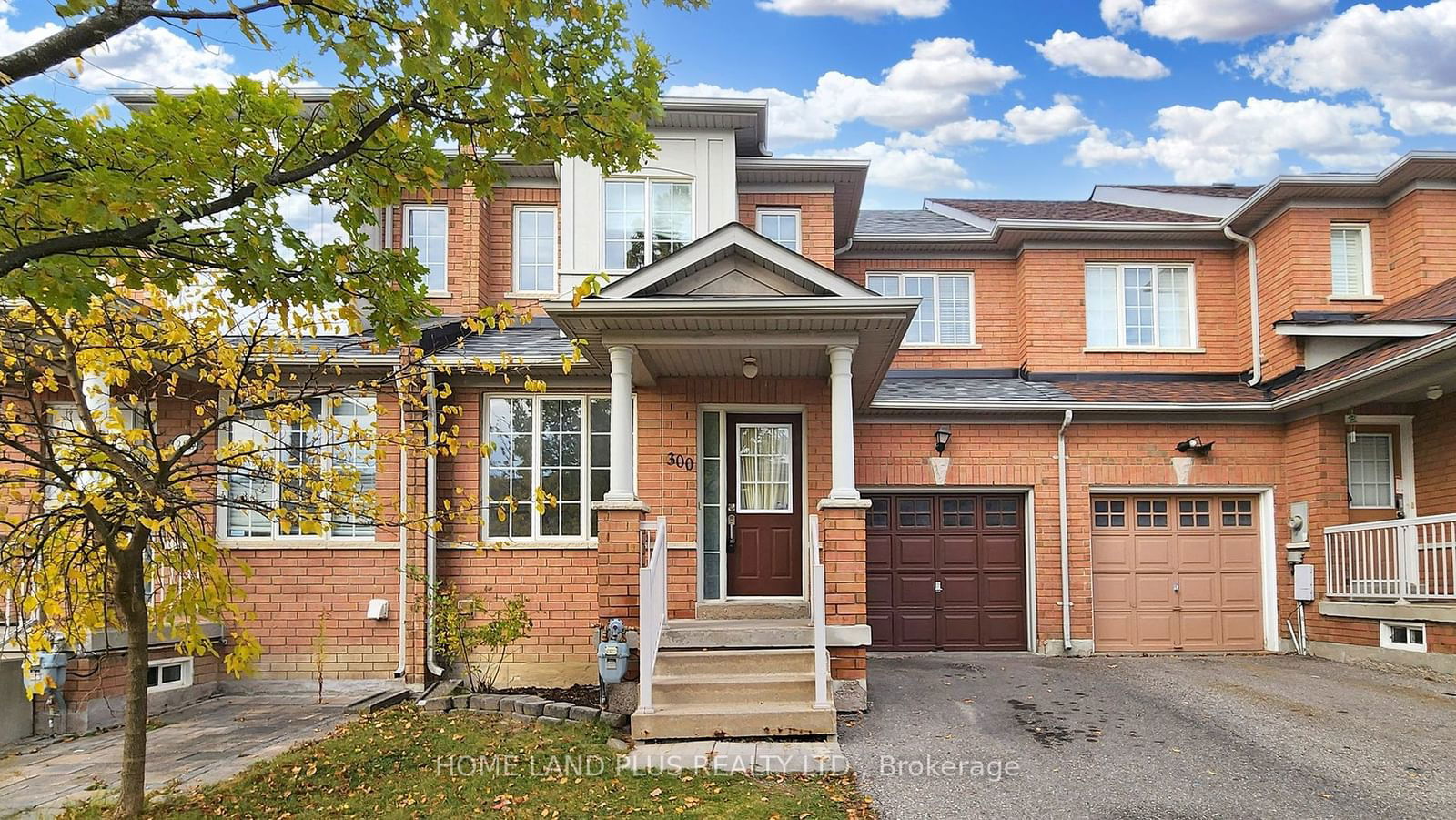 Townhouse for sale at 300 Flagstone Way, Newmarket, Woodland Hill, L3X 2R8 - MLS: N11909083