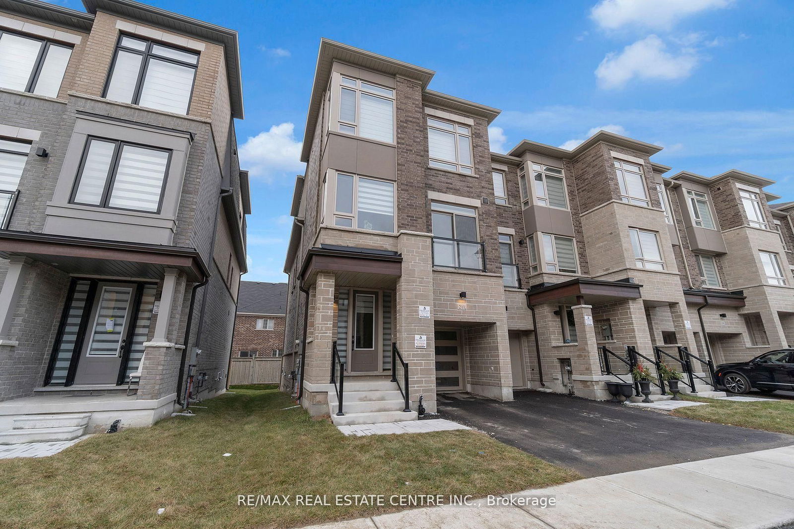 Townhouse sold at 211 Tennant Circle, Vaughan, Vellore Village, L4H 5L4 - MLS: N11915334