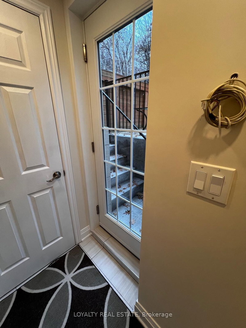 B - 100 Larratt Lane, Richmond Hill, L4C 0E3 | Image 2