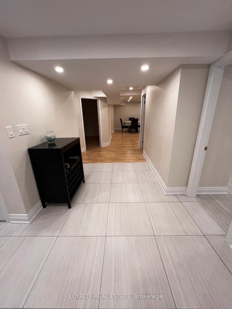 B - 100 Larratt Lane, Richmond Hill, L4C 0E3 | Image 3