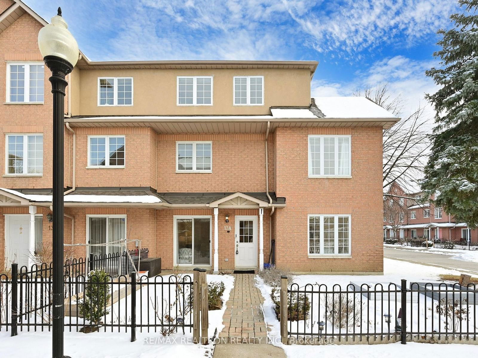 Townhouse sold at 13A-12 St Moritz Way, Markham, Unionville, L3R 4E8 - MLS: N11920395