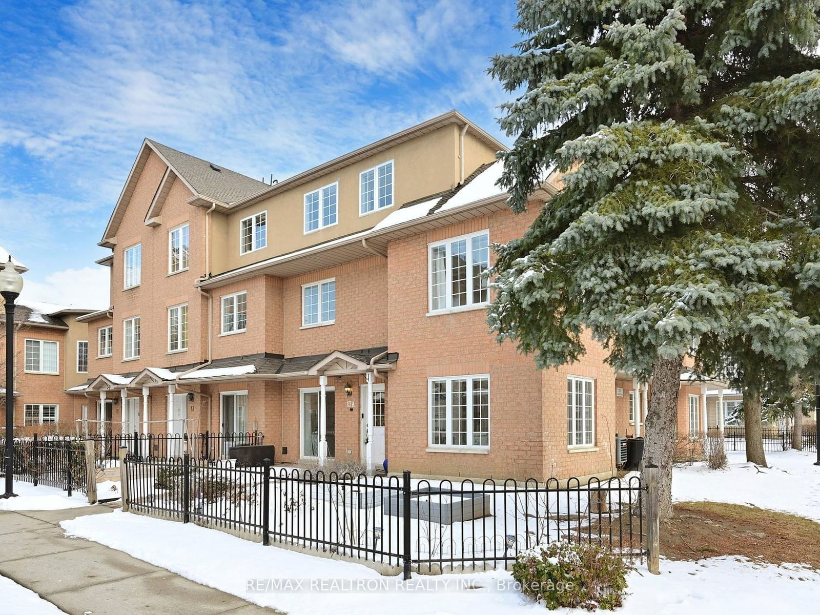 Townhouse sold at 13A-12 St Moritz Way, Markham, Unionville, L3R 4E8 - MLS: N11920395