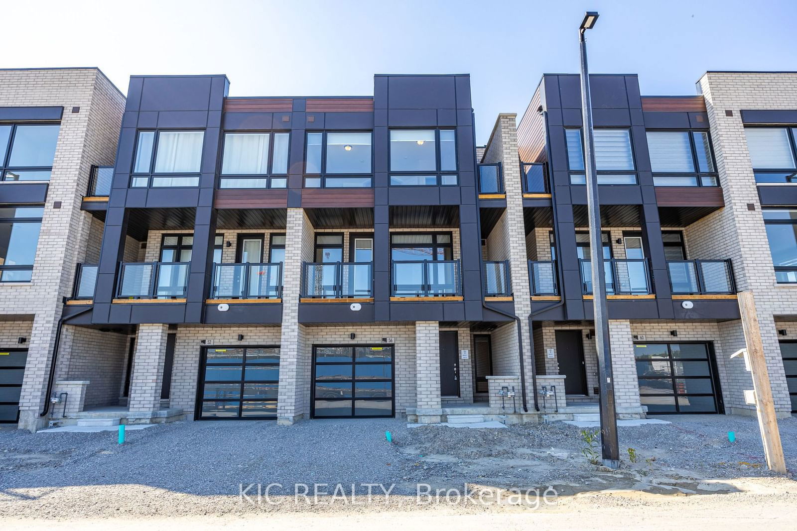 Townhouse sold at 56 DANDARA Gate, Vaughan, Steeles West Industrial, L4L 1V8 - MLS: N11921026