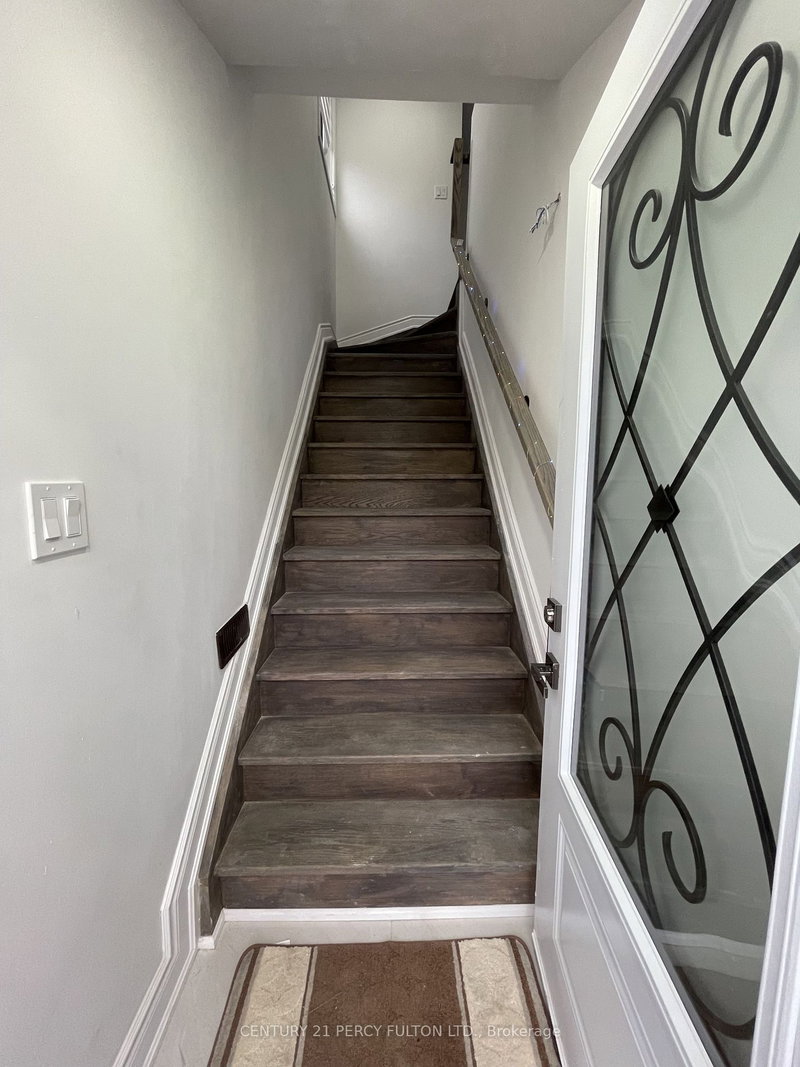 Coach - 530 Country Glen, Markham, L6B 1H4 | Image 2