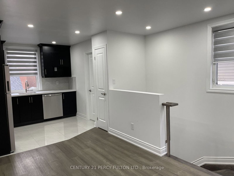 Coach - 530 Country Glen, Markham, L6B 1H4 | Image 3