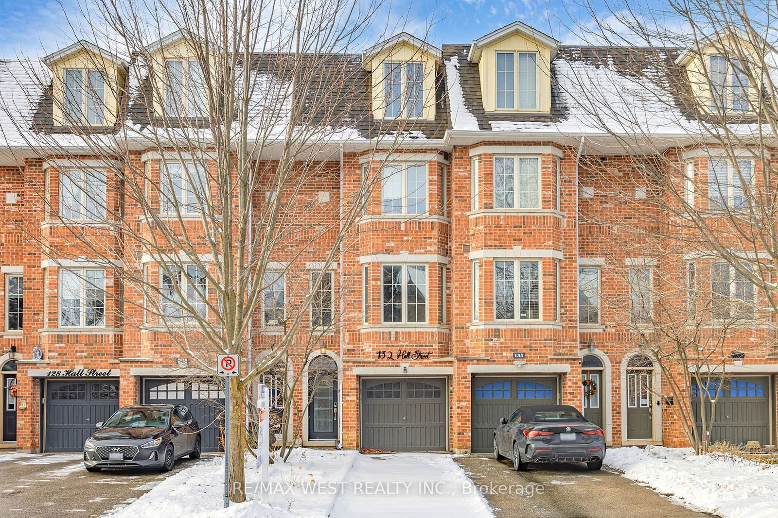 Townhouse sold at 132 Hall Street, Richmond Hill, Mill Pond, L4C 4N9 - MLS: N11923500