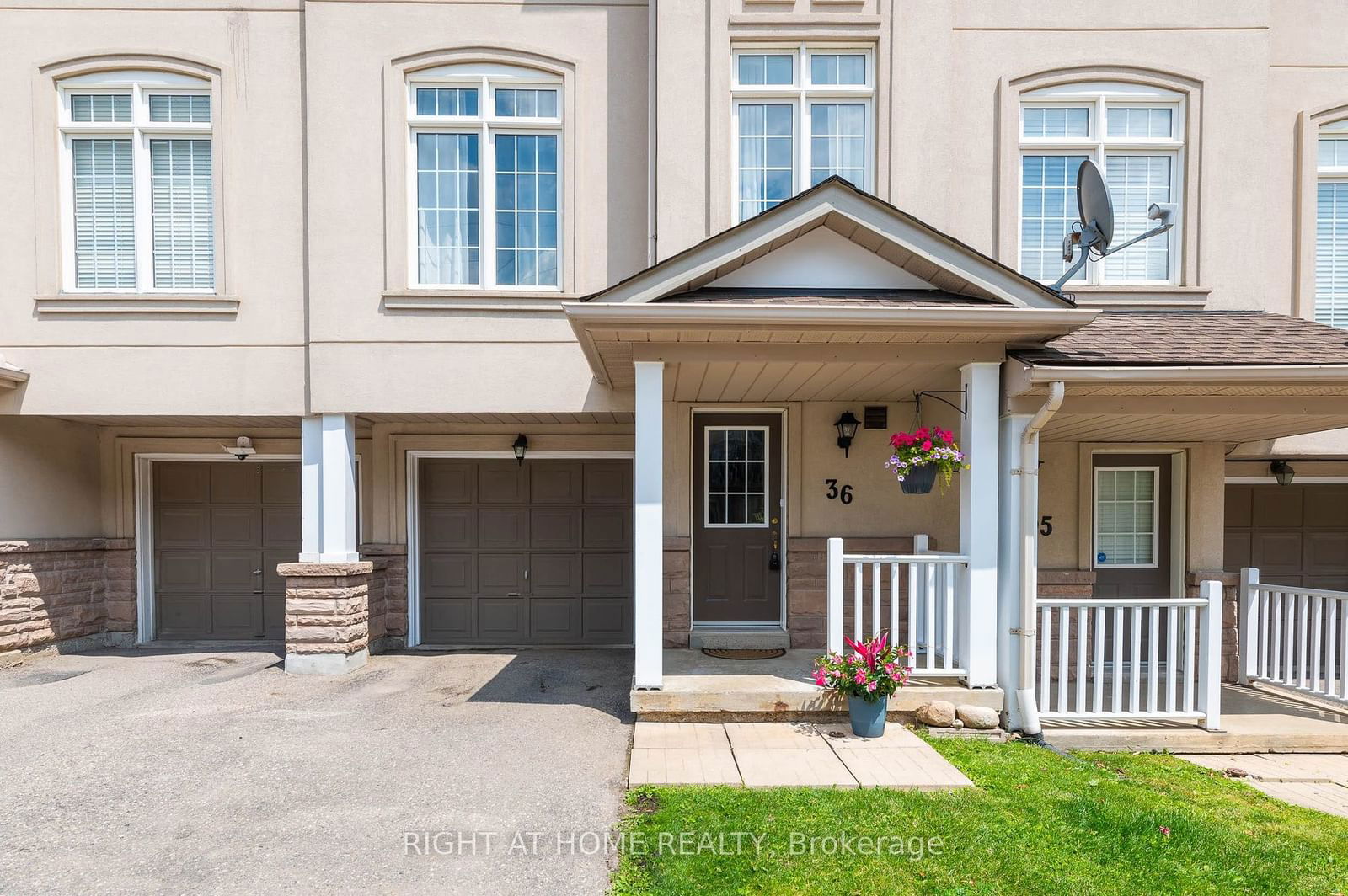 Townhouse for sale at 36-10 Post Oak Drive, Richmond Hill, Jefferson, L4E 4H8 - MLS: N11923834