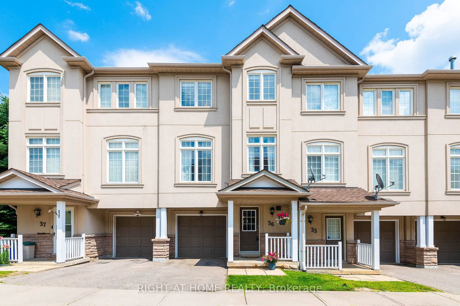 Townhouse for sale at 36-10 Post Oak Drive, Richmond Hill, Jefferson, L4E 4H8 - MLS: N11923834