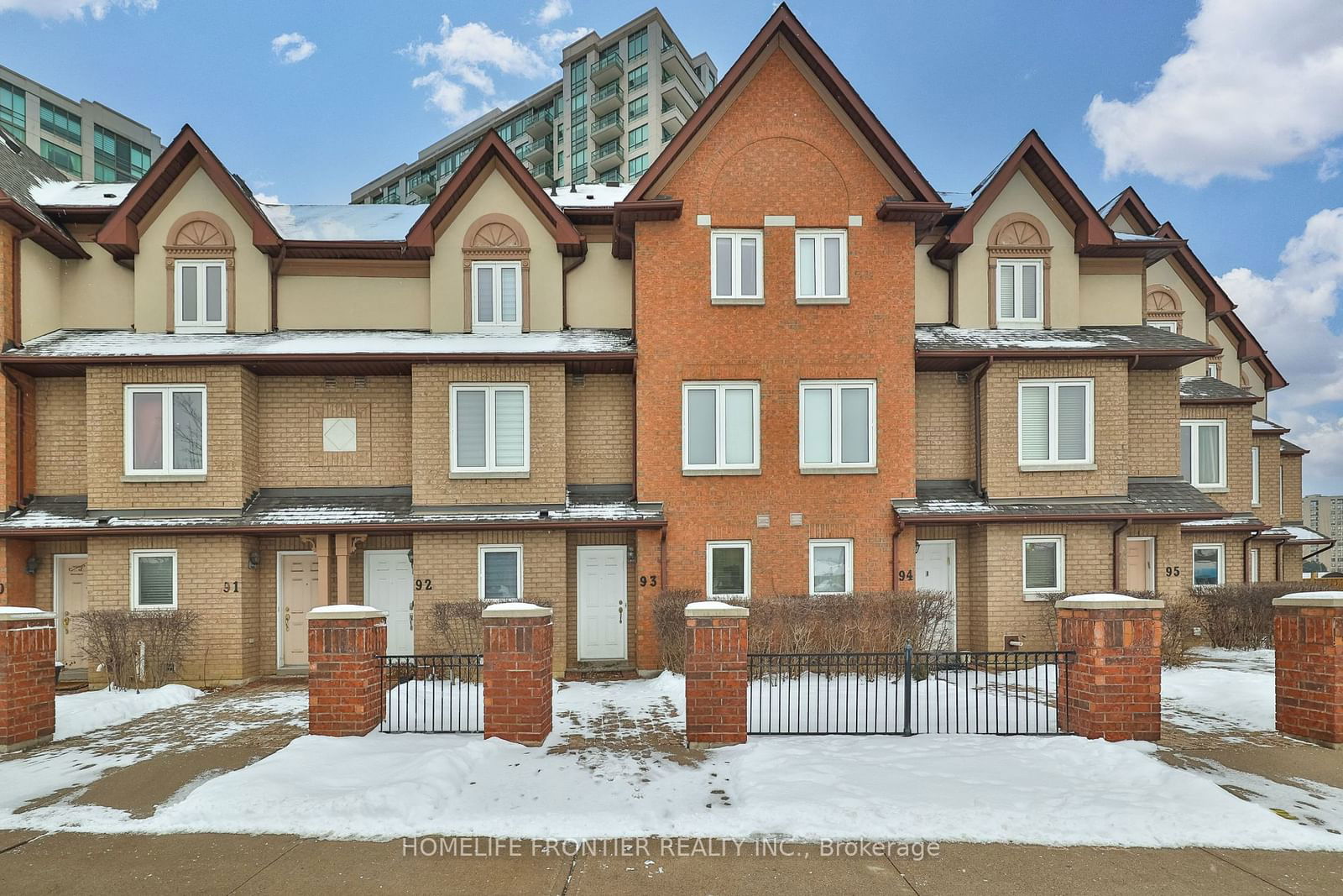 Townhouse sold at 93-735 New Westminster Drive, Vaughan, Brownridge, L4J 7Y9 - MLS: N11924178