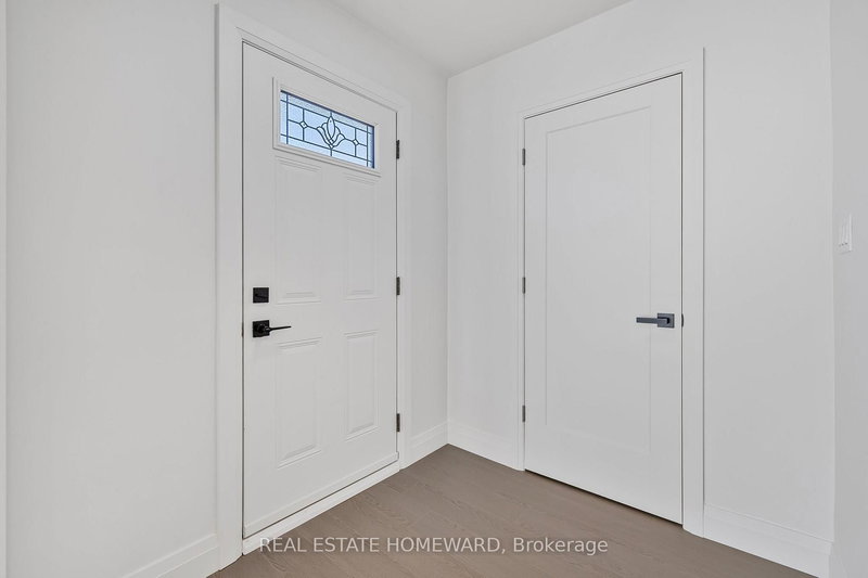 Main - 703 Sunnypoint Dr, Newmarket, L3Y 2Z7 | Image 2