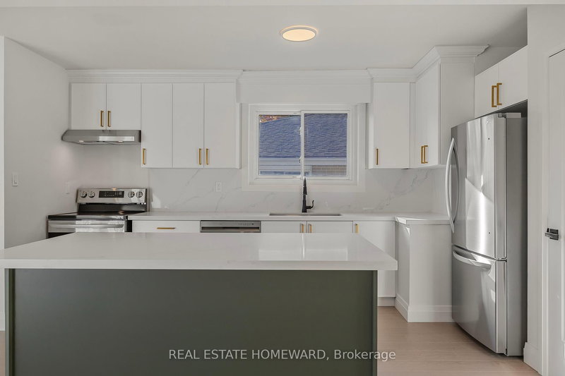 Main - 703 Sunnypoint Dr, Newmarket, L3Y 2Z7 | Image 3