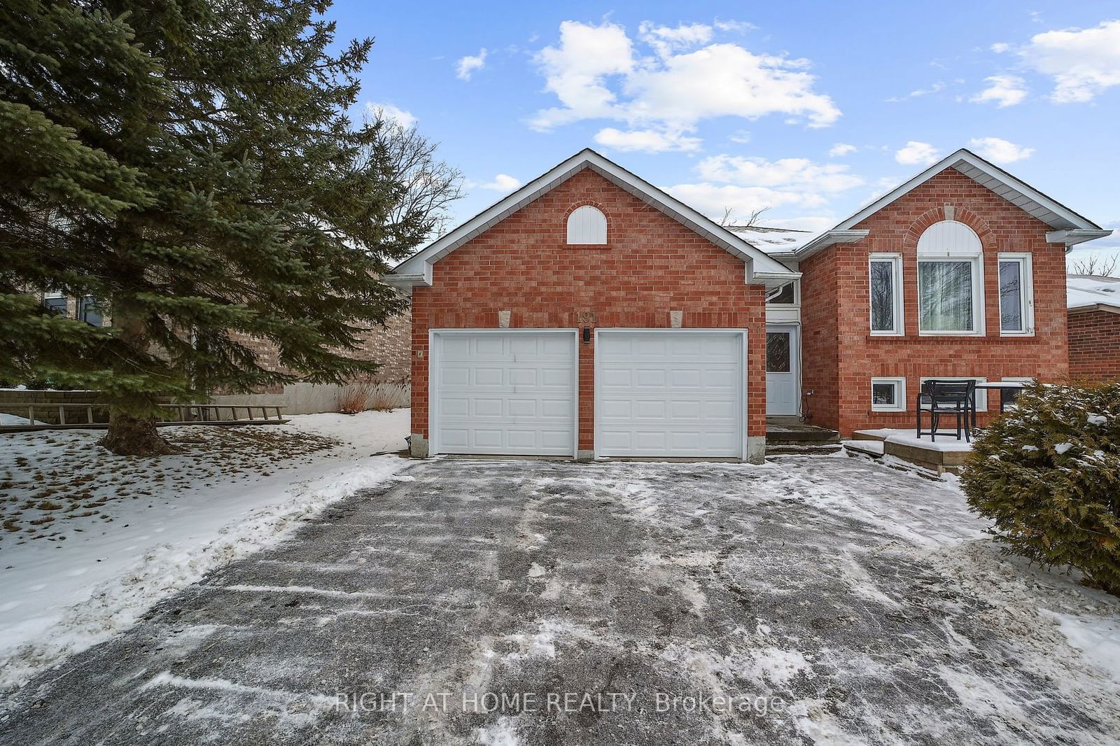 Detached House sold at 191 King Street, East Gwillimbury, Mt Albert, L0G 1M0 - MLS: N11928717