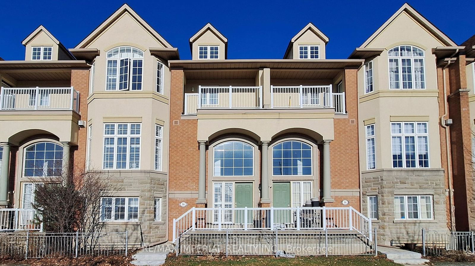 Townhouse sold at 98 Legends Way, Markham, Unionville, L3R 5Z9 - MLS: N11932861