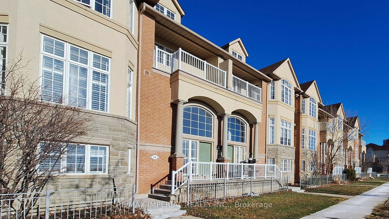 Townhouse sold at 98 Legends Way, Markham, Unionville, L3R 5Z9 - MLS: N11932861