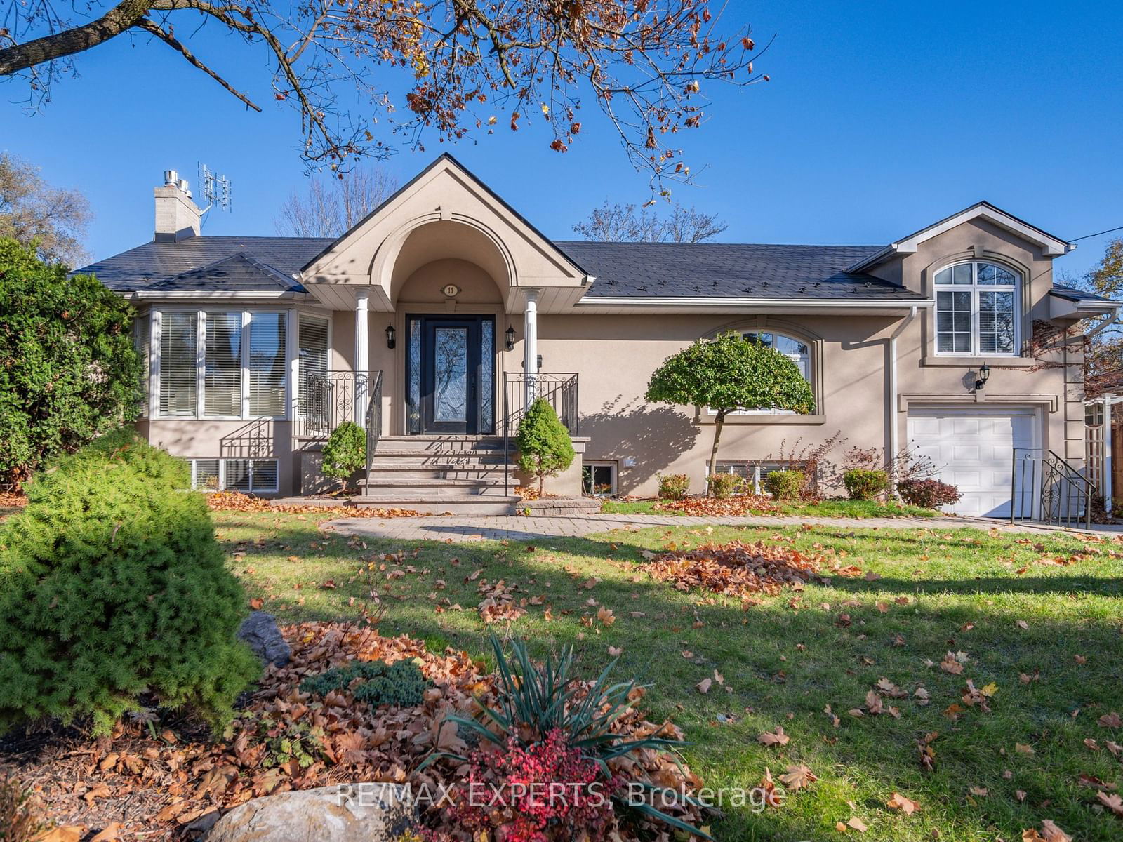 Detached House for sale at 11 Knollside Drive, Richmond Hill, Mill Pond, L4C 4W7 - MLS: N11936026