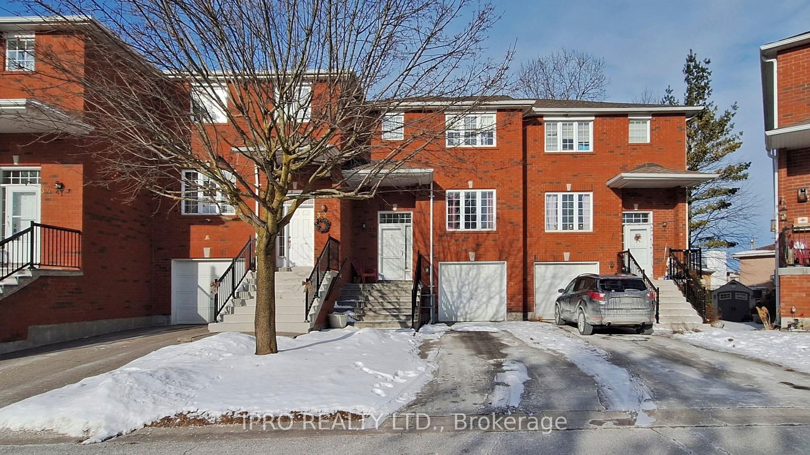 Townhouse sold at 30 Village Green Lane, Bradford West Gwillimbury, Bradford, L3Z 3E7 - MLS: N11938100