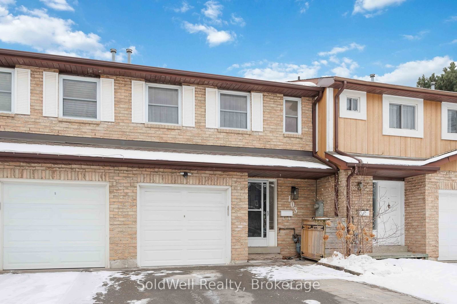 Townhouse sold at 103 Castle Rock Drive, Richmond Hill, North Richvale, L4C 5W4 - MLS: N11941273