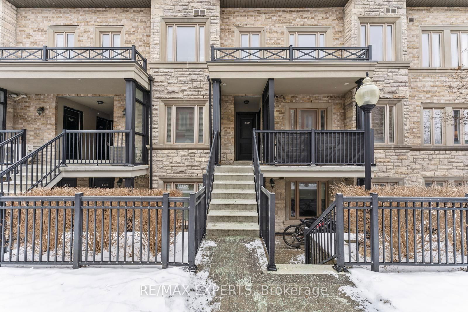 Townhouse sold at 249-318 John Street, Markham, Aileen-Willowbrook, L3T 0B1 - MLS: N11941600