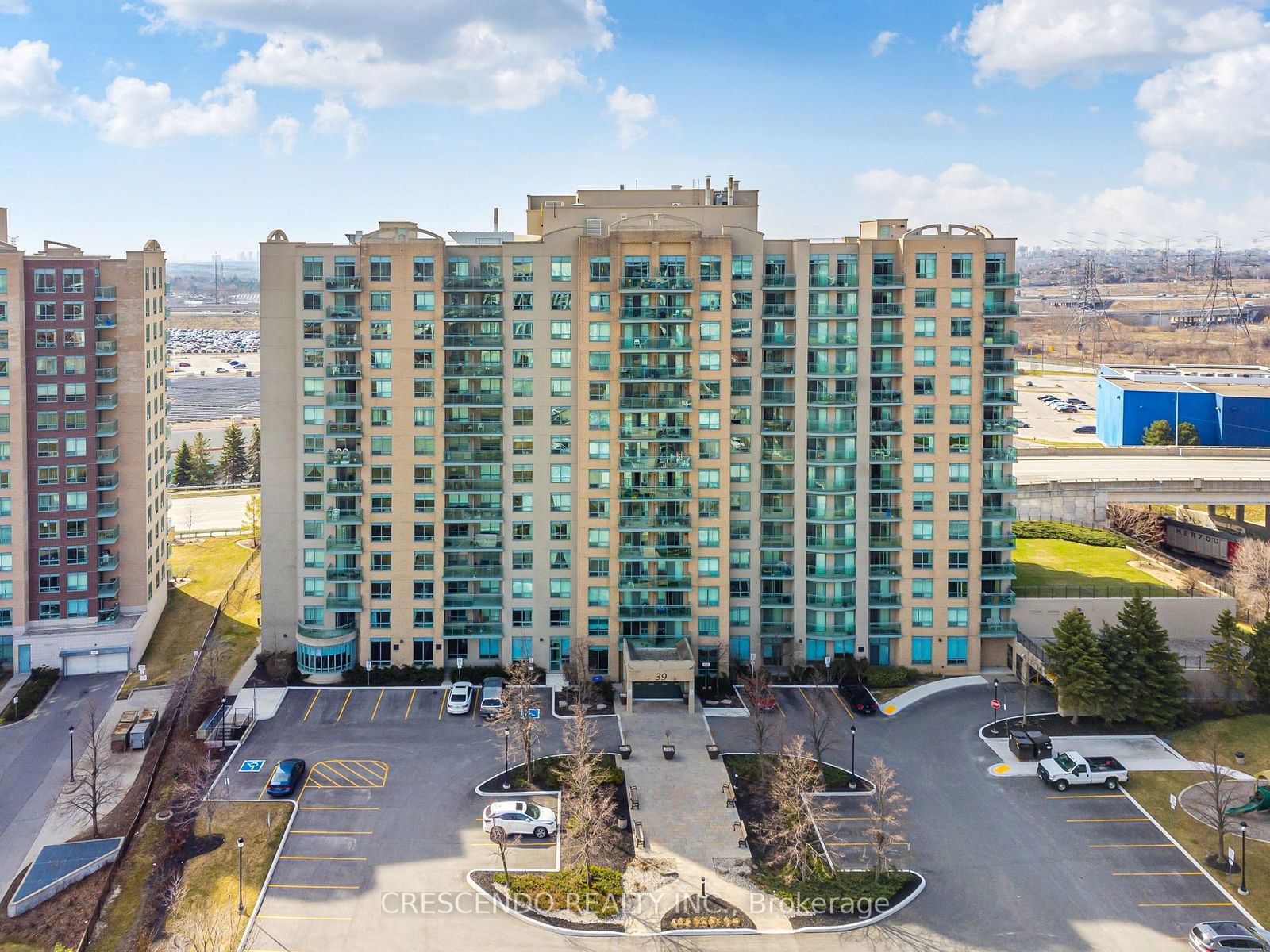 Condo for sale at 813-39 Oneida Crescent, Richmond Hill, Langstaff, L4B 4T9 - MLS: N11943202