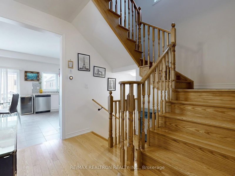 Upper - 22 Pietrowski Dr, Georgina, L4P 0J7 | Image 2