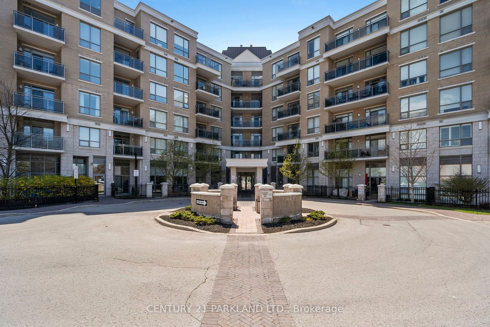 Condo sold at 326-111 Civic Square Gate, Aurora, Bayview Wellington, L4G 0S6 - MLS: N11944617