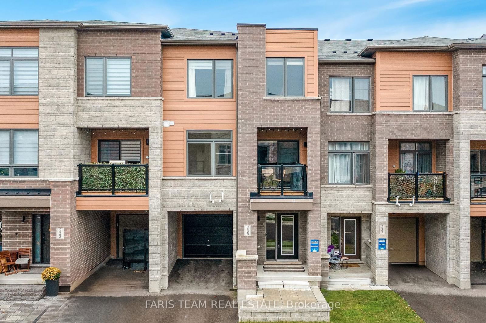 Townhouse sold at 235 Vivant Street, Newmarket, Woodland Hill, L3X 0K9 - MLS: N11945032