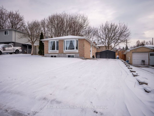 Upper - 807 Greenfield Crescent