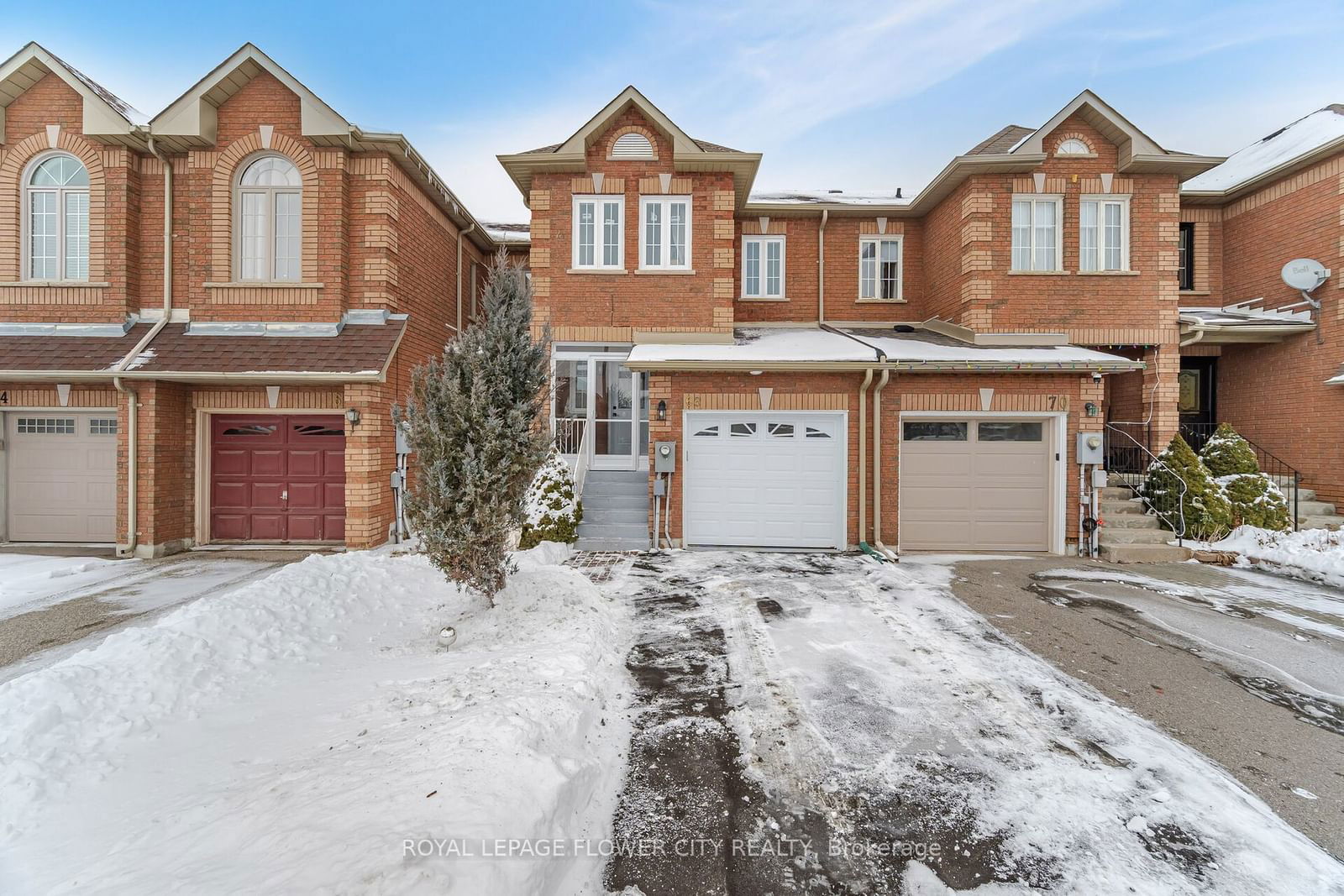 Townhouse sold at 68 Denton Circle, Vaughan, Maple, L6A 2N4 - MLS: N11949461