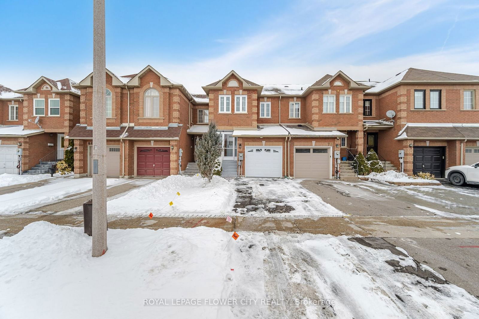 Townhouse sold at 68 Denton Circle, Vaughan, Maple, L6A 2N4 - MLS: N11949461