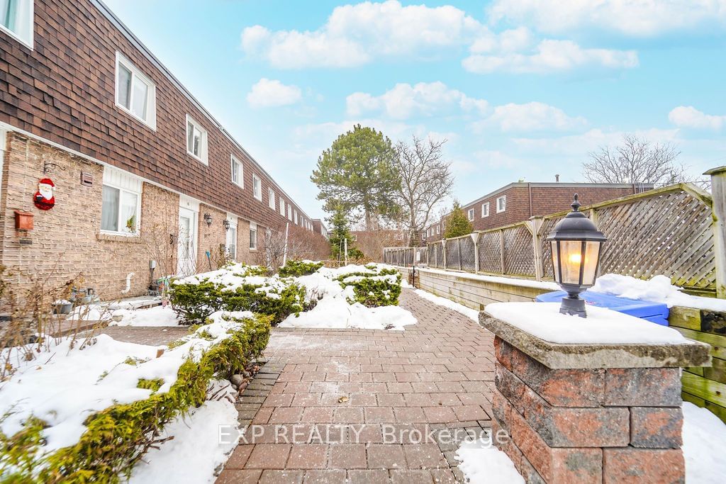 Townhouse for sale at 17-17 The Carriage Way, Markham, Royal Orchard, L3T 4V1 - MLS: N11950847