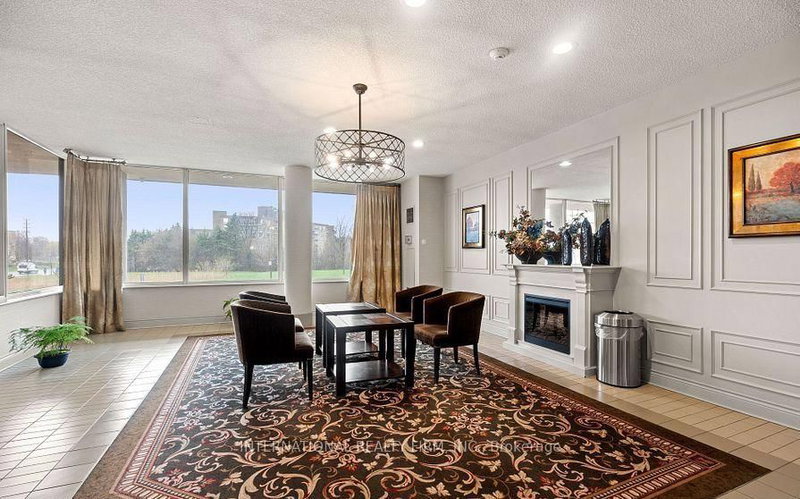 314 - 326 Major Mackenzie Dr E, Richmond Hill, L4C 8T4 | Image 2