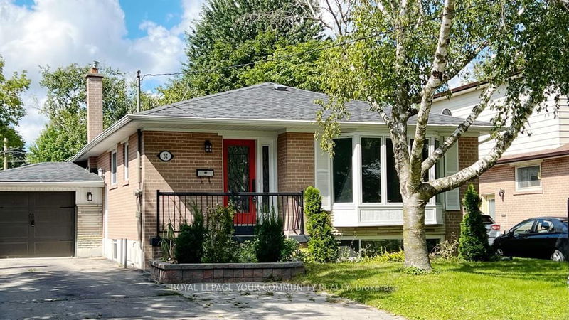 home for lease on Lower-32 Collins Crescent
