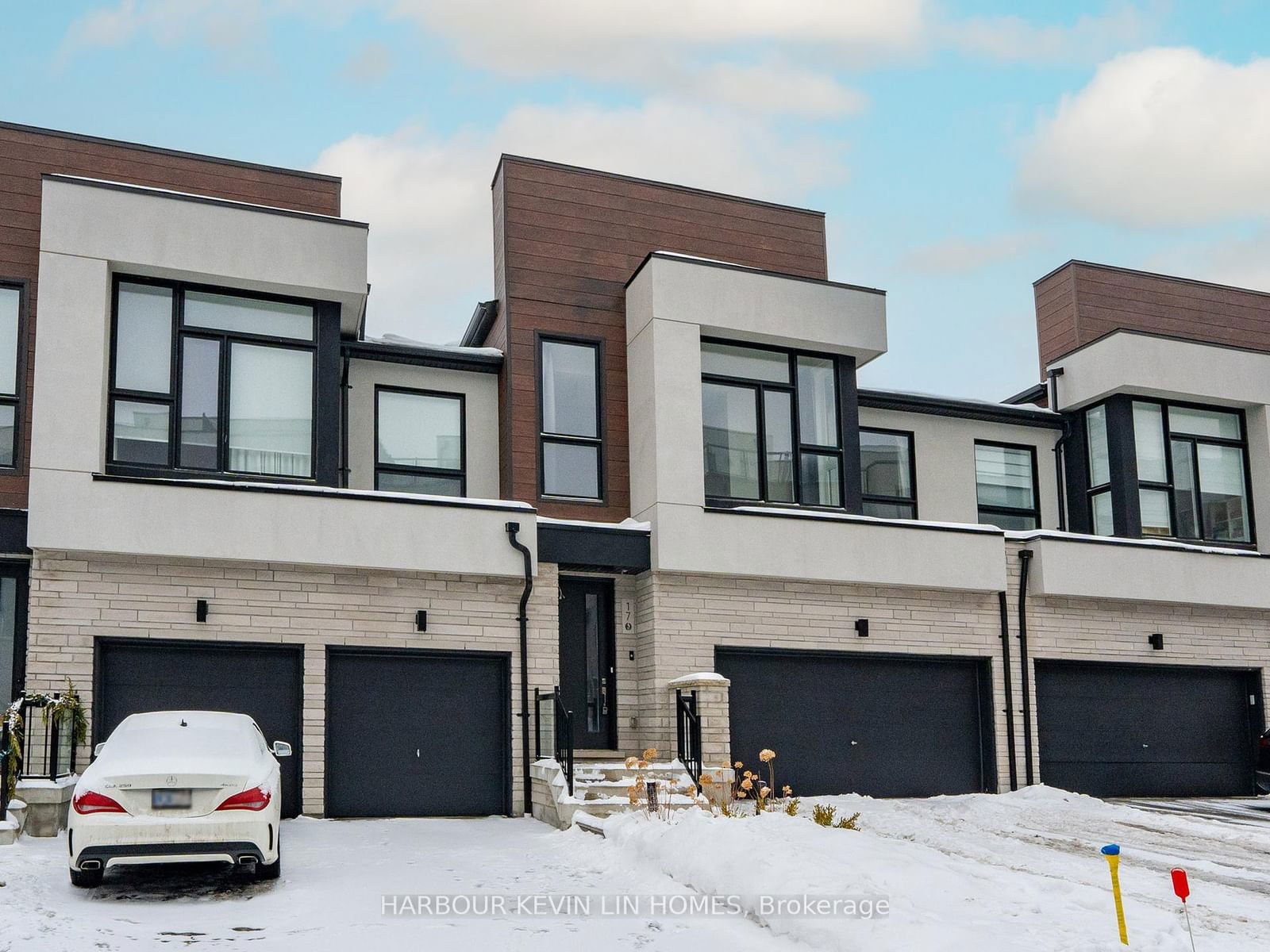 Townhouse for sale at 17 Knollview Lane, Richmond Hill, Oak Ridges Lake Wilcox, L4E 1H7 - MLS: N11955908