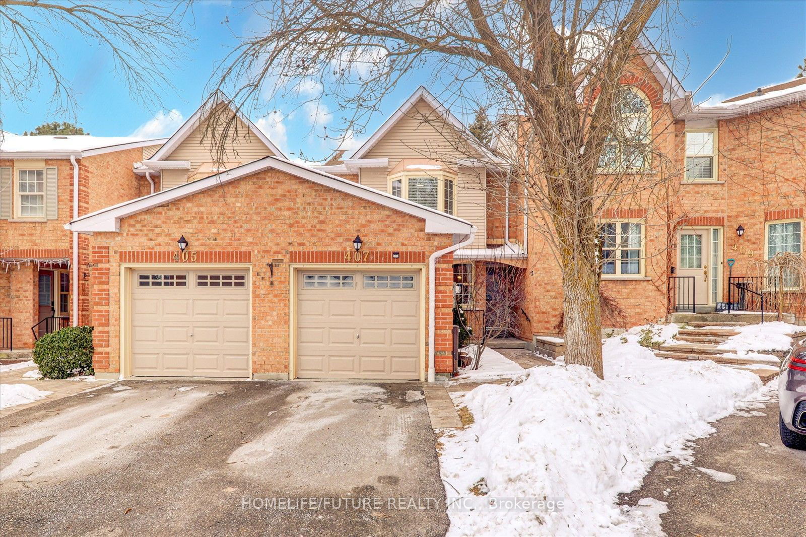 Townhouse sold at 407 Butler Court, Aurora, Aurora Village, L4G 6G8 - MLS: N11958526