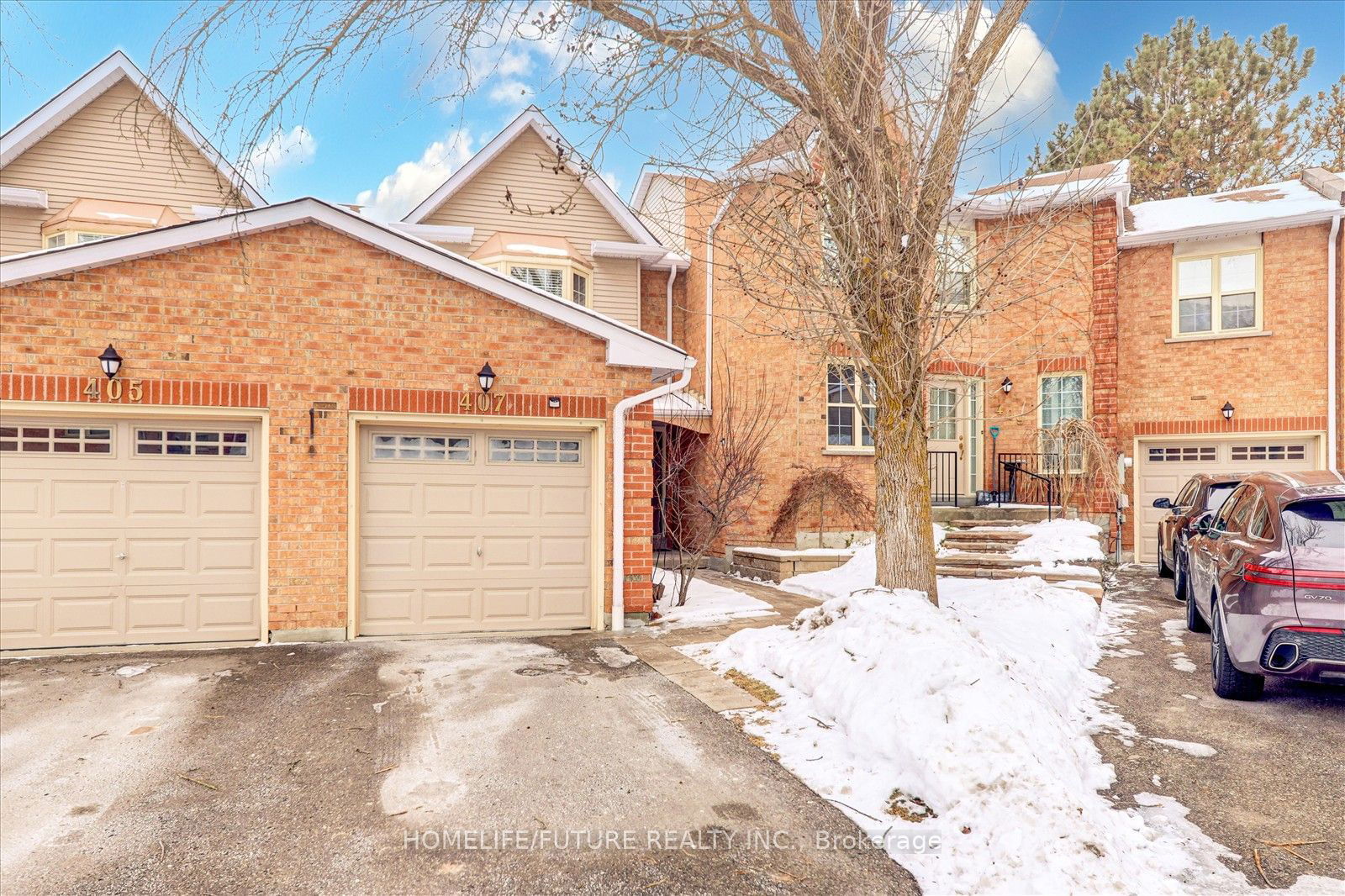 Townhouse sold at 407 Butler Court, Aurora, Aurora Village, L4G 6G8 - MLS: N11958526